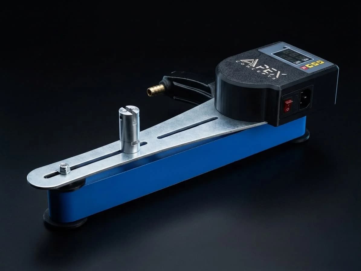 Skimmer de Fita 300 em vista de três quartos: coluna com a fita de 300 mm, cabeçote de raspagem e timer programável no topo.